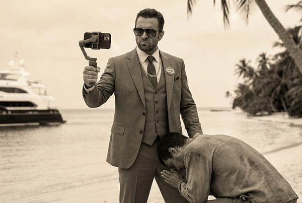 Ilustración satírica en tono sepia de un Robinson Crusoe moderno vistiendo traje formal y gafas de sol, tomándose una selfie como un político autoritario o influencer. Representación visual del individualismo neoliberal y el egoísmo en la política actual.